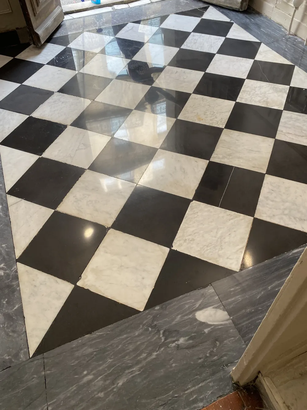 Hall en damier noir et blanc après rénovation