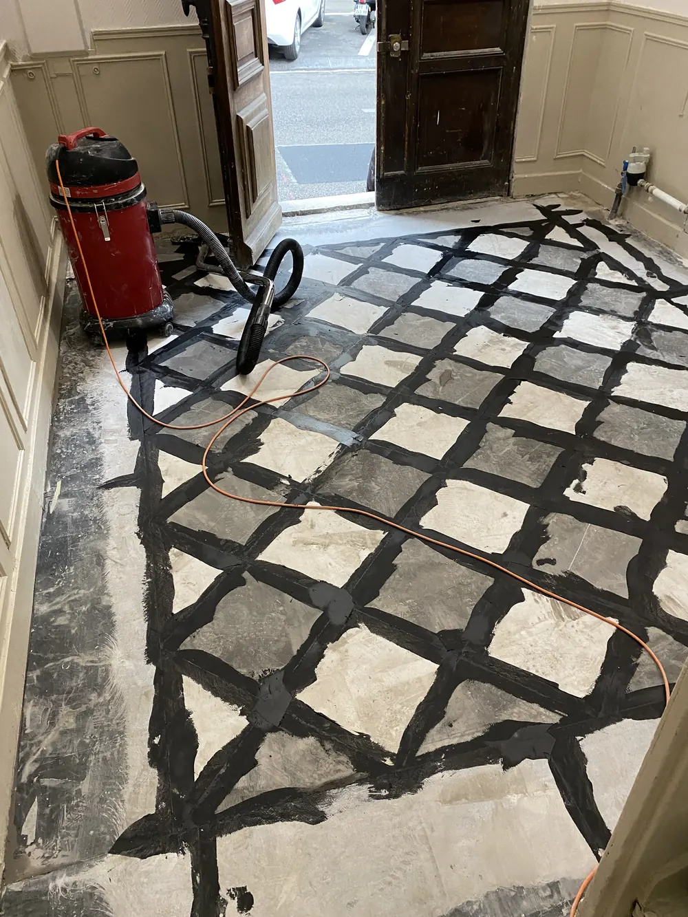 Hall en damier noir et blanc avant rénovation