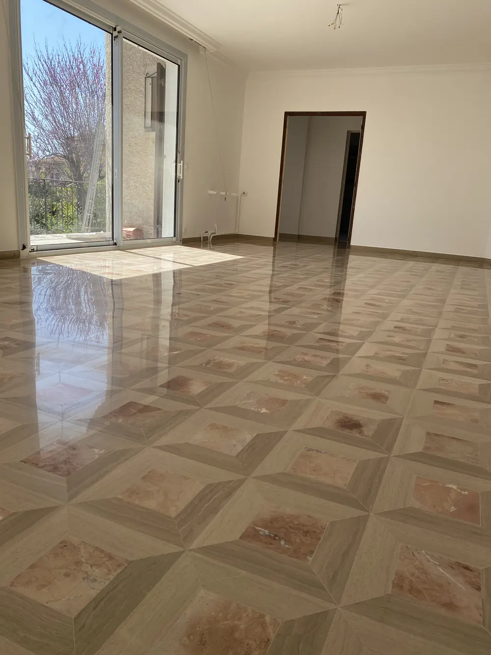 Séjour à motif géométrique après rénovation